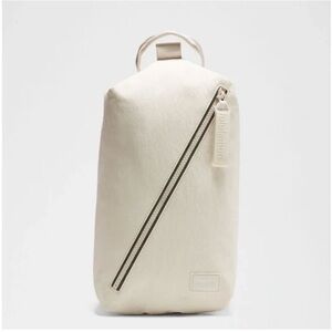 NWT Lululemon Fast Track Bag 2.0 (9L) Bag in Light Ivory/Silver.